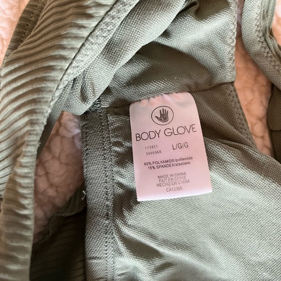 size large body glove bathing suit top - Picture 3 of 3